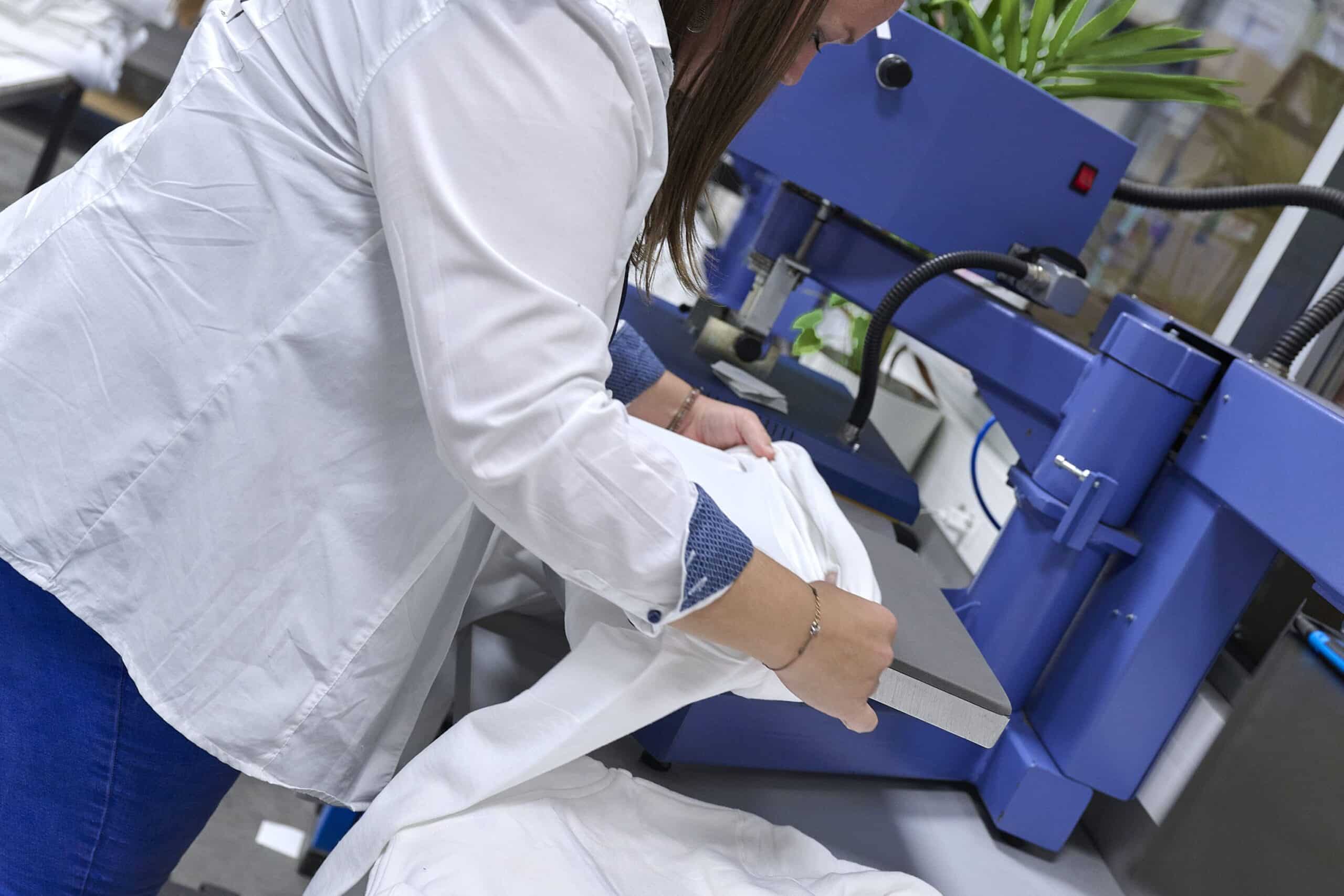 marquage en cours effectué par une employée